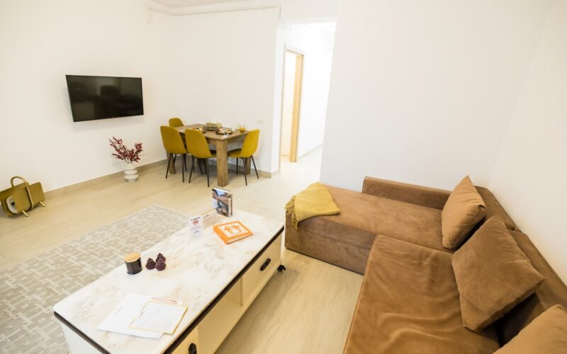 Camera King amenajata cu canapea extensibila si zona de dining