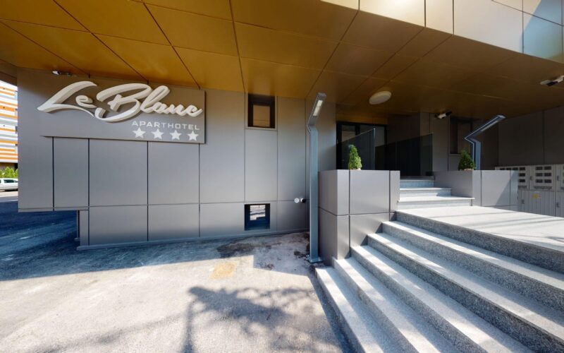 Intrarea din ApartHotel amenajata cu scari si logo