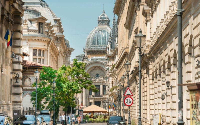 Strada din Bucuresti, cladiri, copaci si masini parcate